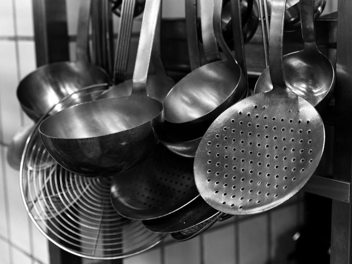 Du ser på et billede af køkkenredskaber